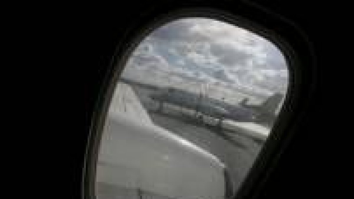 Uno de los aviones de Lagun Air visto desde el interior de otro