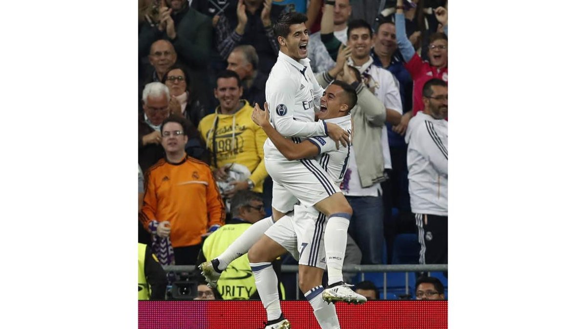 Lucas Vázquez celebra con Morata el gol marcado ante el Legia de Varsovia, el cuarto del Madrid. LIZÓN
