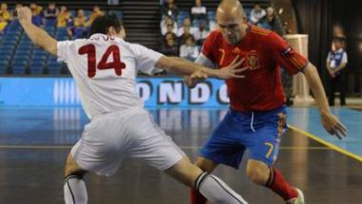 Popov lucha por el balón con Javier Rodríguez.
