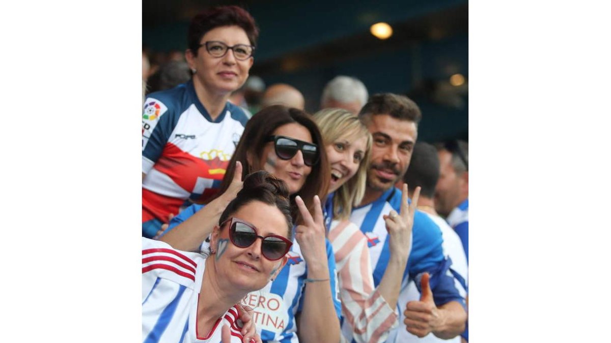 La afición tiene ganas ya de apoyar a la Deportiva en El Toralín, aunque ahora con mascarilla. ANA F. BARREDO