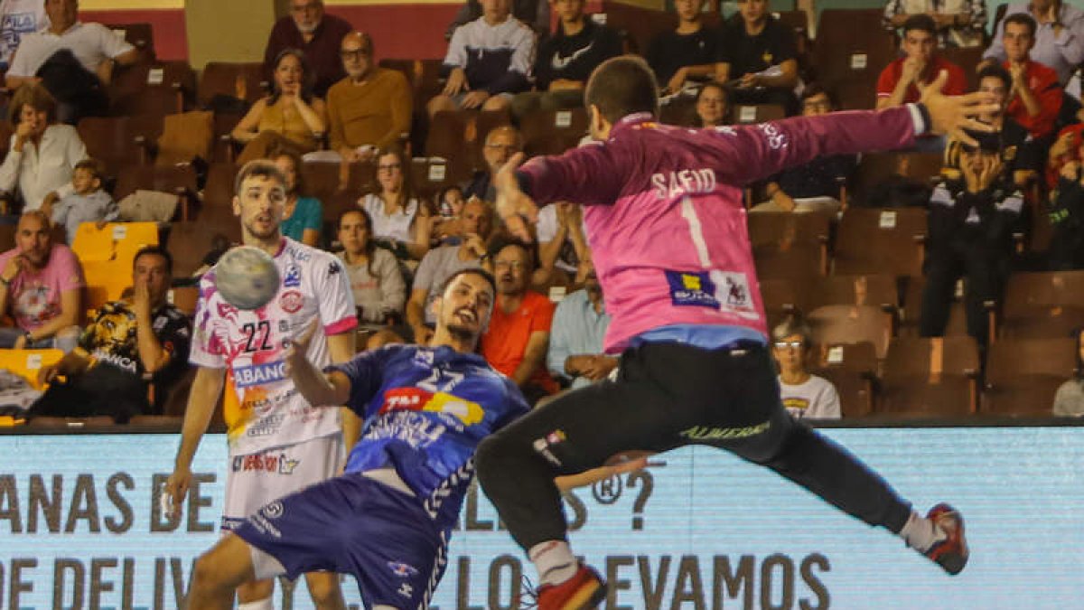Saeid debutó al fin con el Abanca Ademar y se convirtió en uno de los mejores del equipo con intervenciones de mérito. MIGUEL F.B.