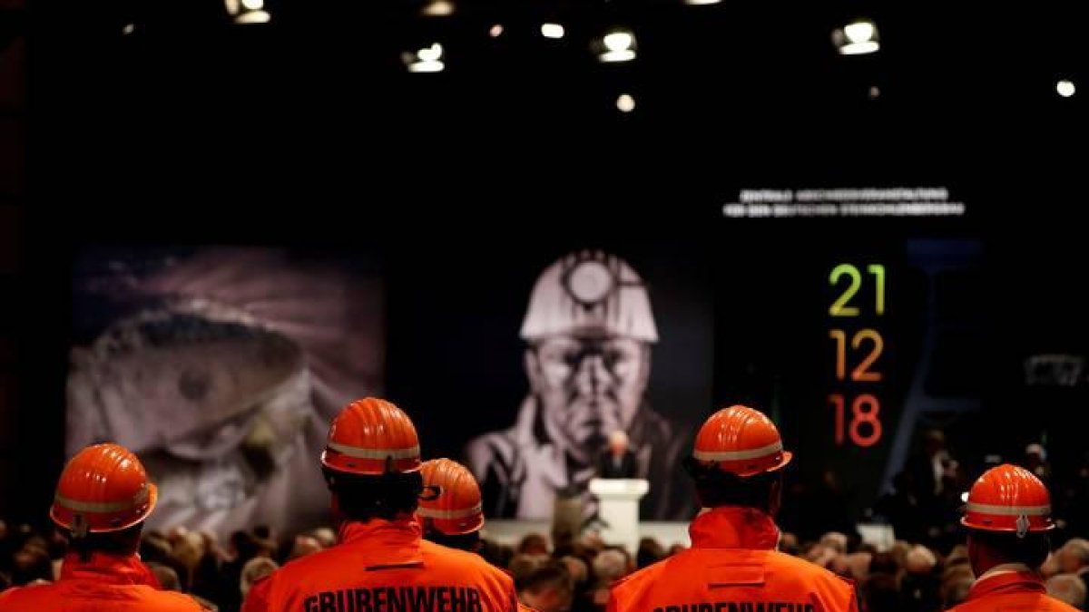 Varios mineros asisten a la ceremonia de cierre de la mina de carbón Prosper-Haniel en Bottrop, en Alemania