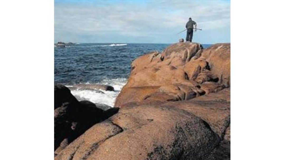 Imborrable Restos de fuel del 'Prestige' en las rocas de Santa Mariña, ayer.