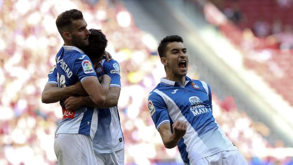 Los jugadores del Espanyol celebran el gol anotado por el delantero brasileño Léo Baptistão. BALLESTEROS