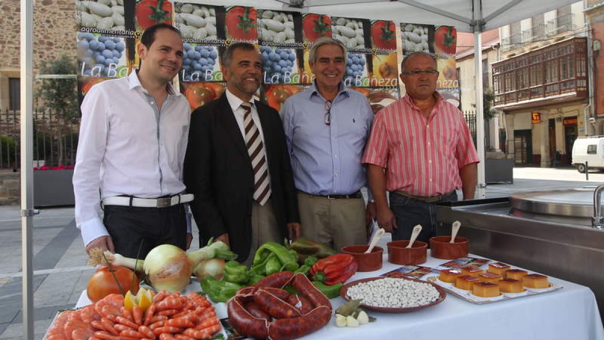 Iván Martínez, José Miguel Palazuelo, Paco Rubio y Tomás Gallego posan con los ingredientes.