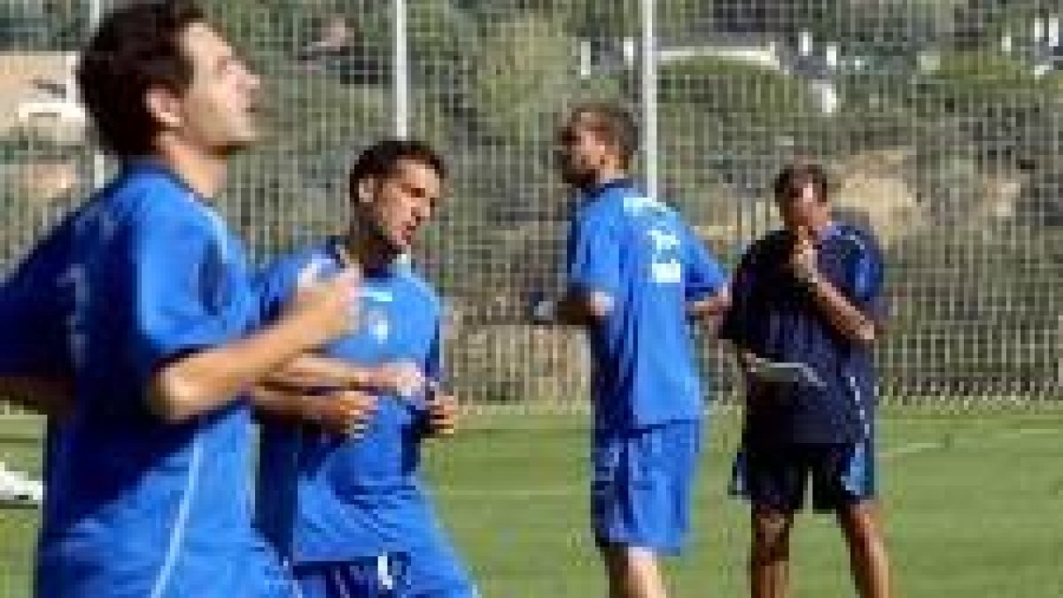 El técnico berciano sigue pensativo el ensayo matinal de ayer en Madrid