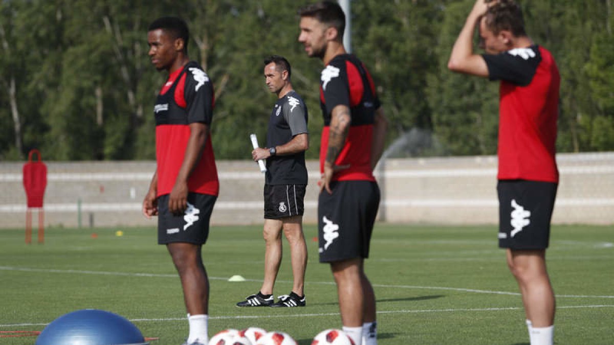 El conjunto leonés continúa ejercitándose en el Área Deportiva de Puente Castro para preparar su encuentro de mañana ante el Valladolid B. JESÚS F. SALVADORES