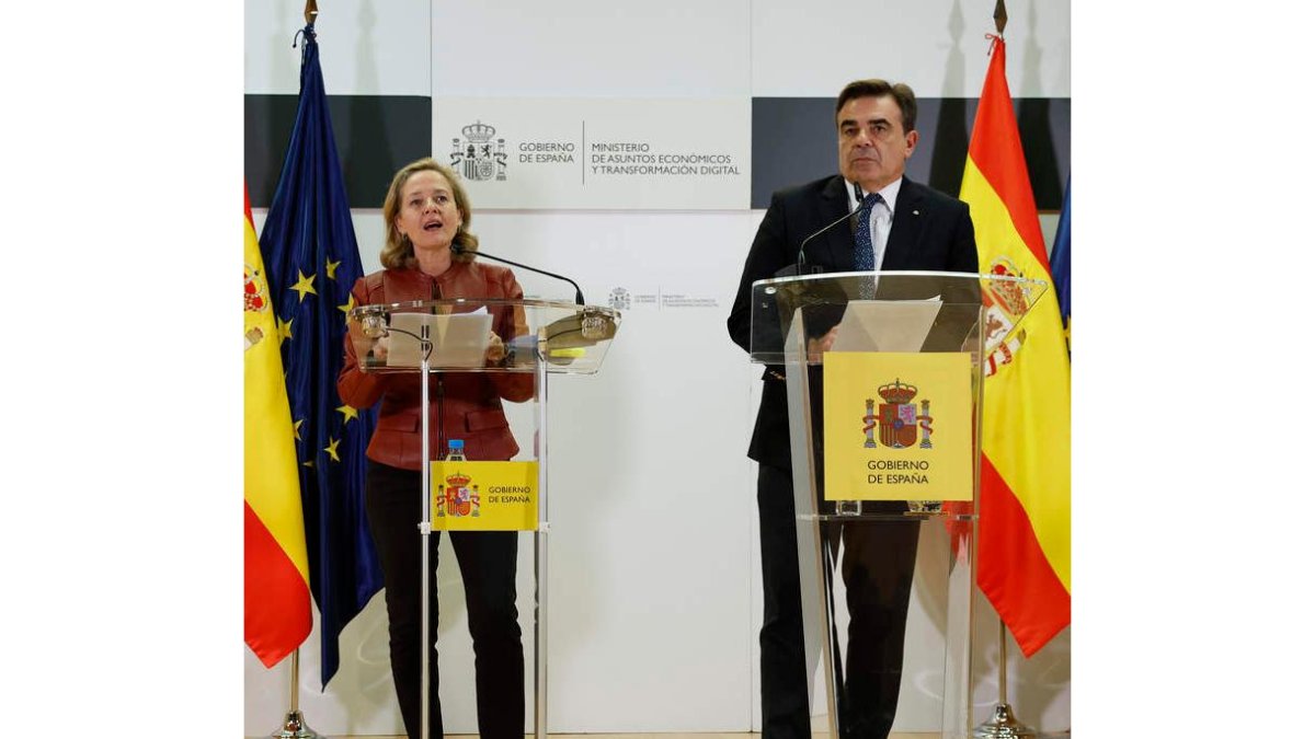 Calviño con el vicepresidente de la CE, ayer en Madrid. CHEMA MOYA