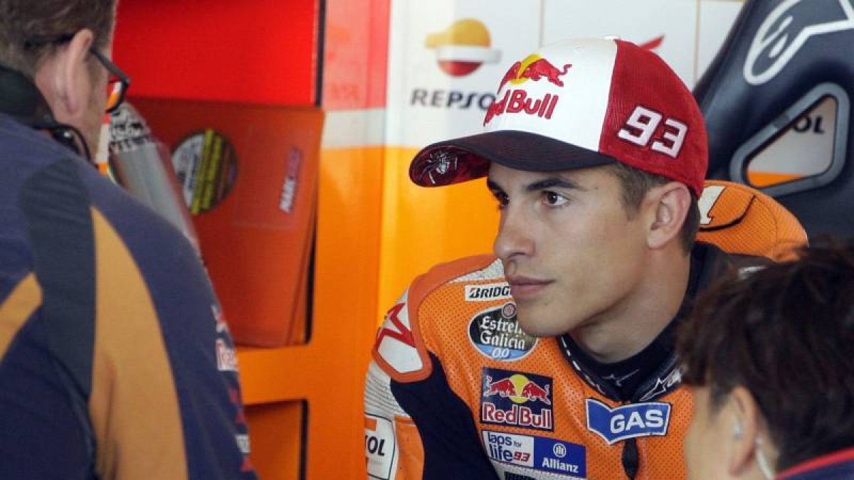 El piloto Marc Márquez escucha a su equipo al inicio la segunda tande de entrenamientos de MotoGP celebrada en el circuito turolense de Motorland.