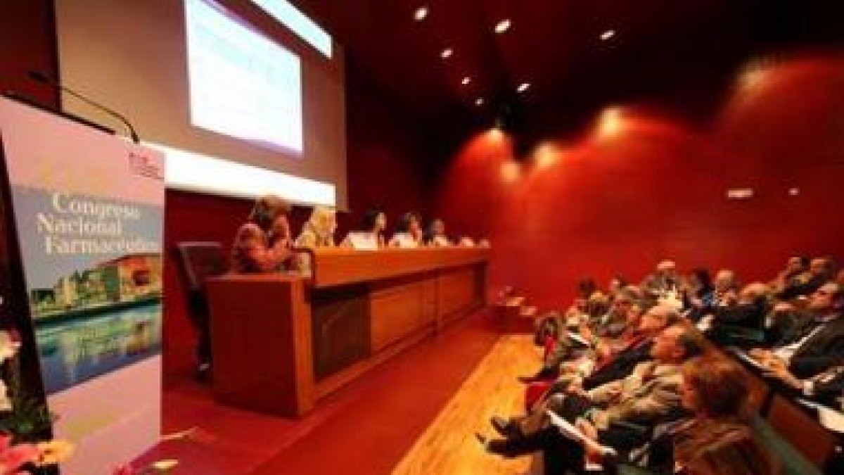 Presentación de la guía de farmacia comunitaria durante el congreso nacional en Bilbao.