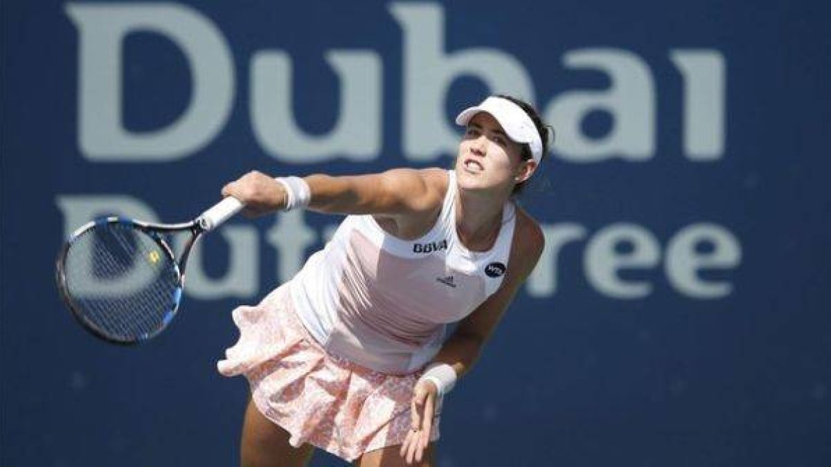 Garbiñe Muguruza devuelve una bola durante la primera ronda de Dubai.