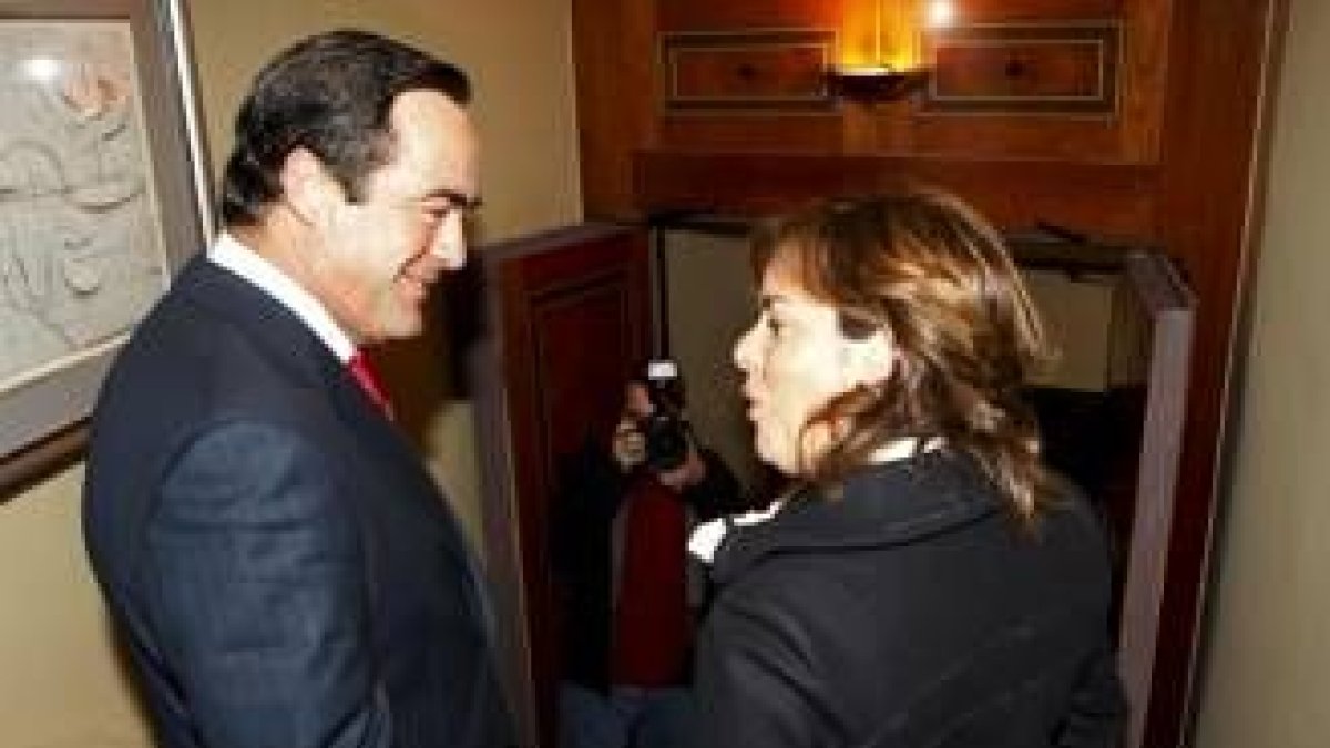 Bono, con la portavoz del PP en el Congreso, Sáenz de Santamaría
