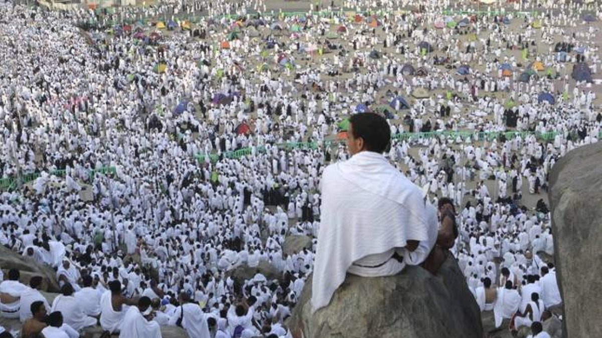 Musulmanes rezan en el monte de Arafat, cerca de La Meca, en Arabia Saudí, este miércoles.