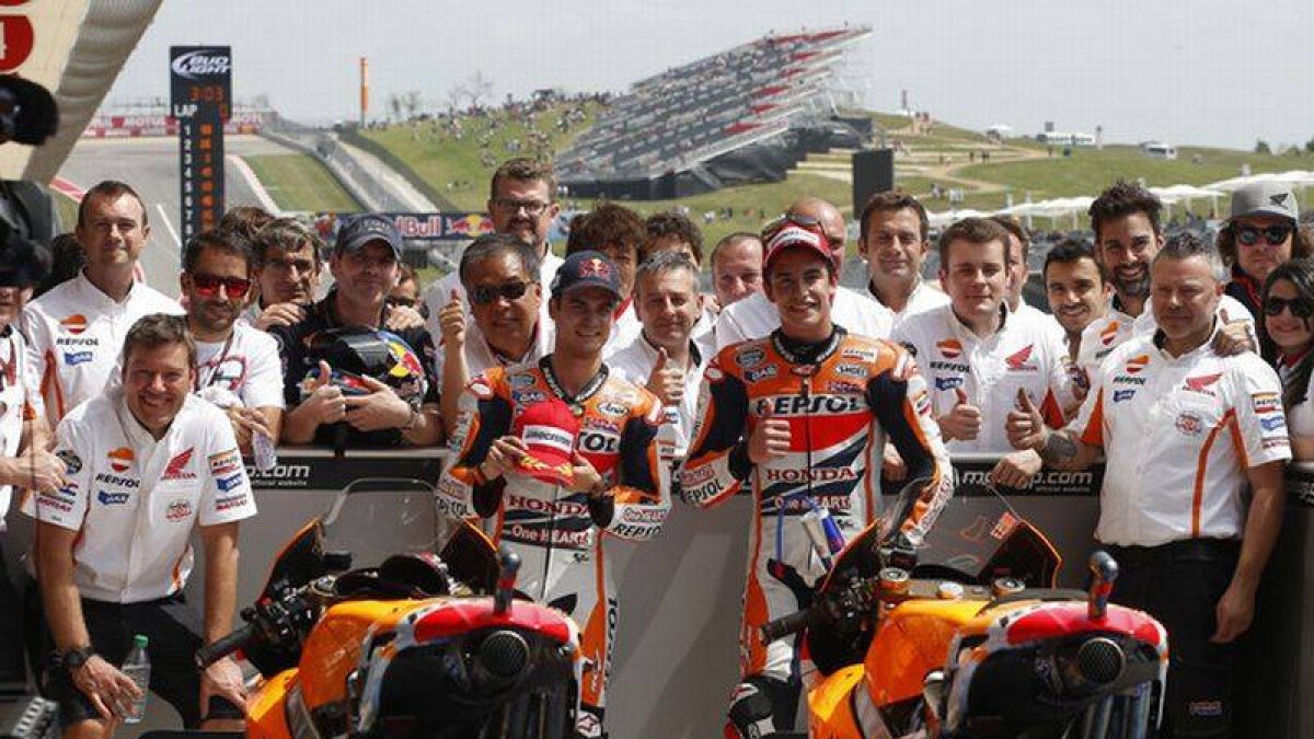 Dani Pedrosa y Marc Márquez, con los integrantes de su equipo.