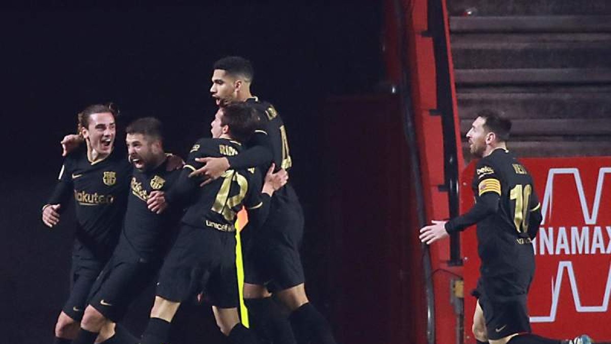 Los jugadores azulgrana celebran el gol de Jordi Alba que forzaba la prórroga. PEPE TORRES