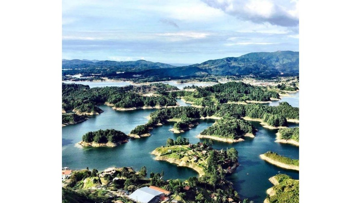 La represa de Guatapé vista desde El Peñol. DAVID FLECHA
