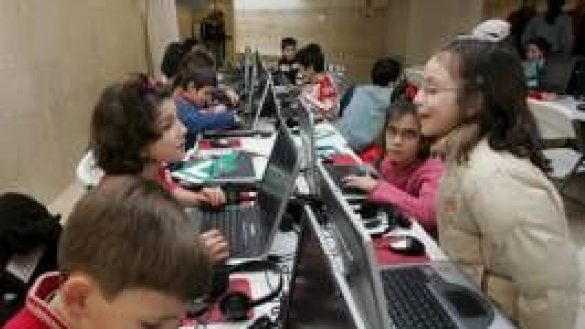 El contacto con la red en casa y en el colegio empieza en la niñez
