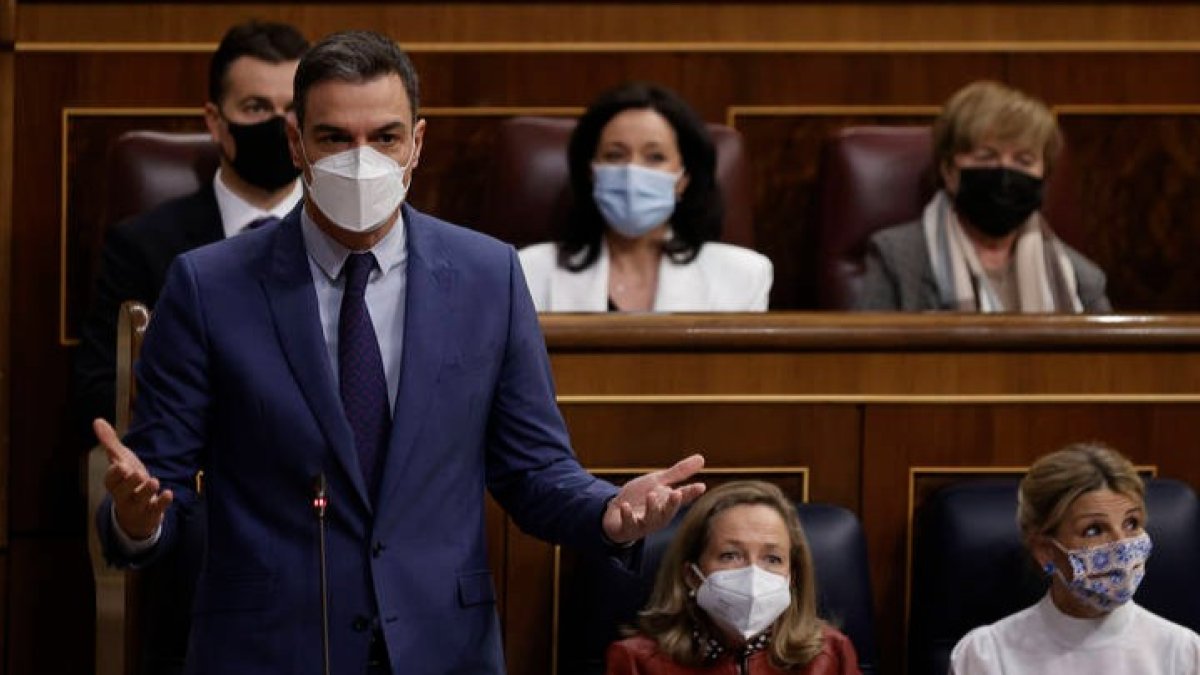 El presidente del Gobierno, Pedro Sánchez, interviene durante la sesión de control. EMILIO NARANJO