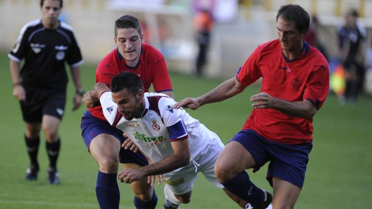 Murci, autor del único gol del partido, intenta zafarse de los defensas de La Granja.