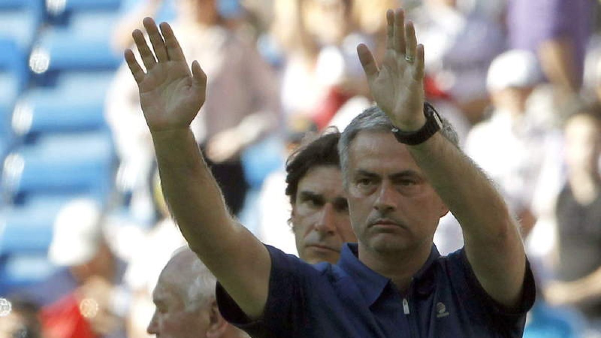 José Mourinho se despide de los ultras al finalizar su último partido como técnico del Madrid.