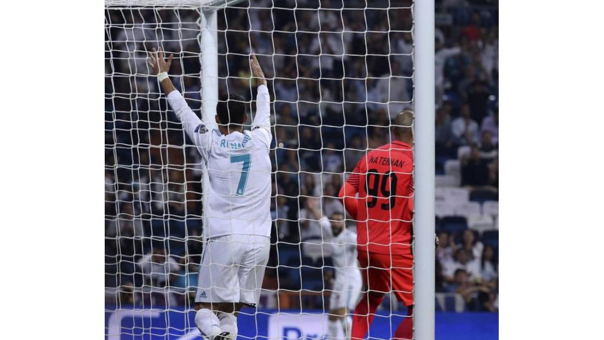 Cristiano Ronaldo protesta una jugada al árbitro.