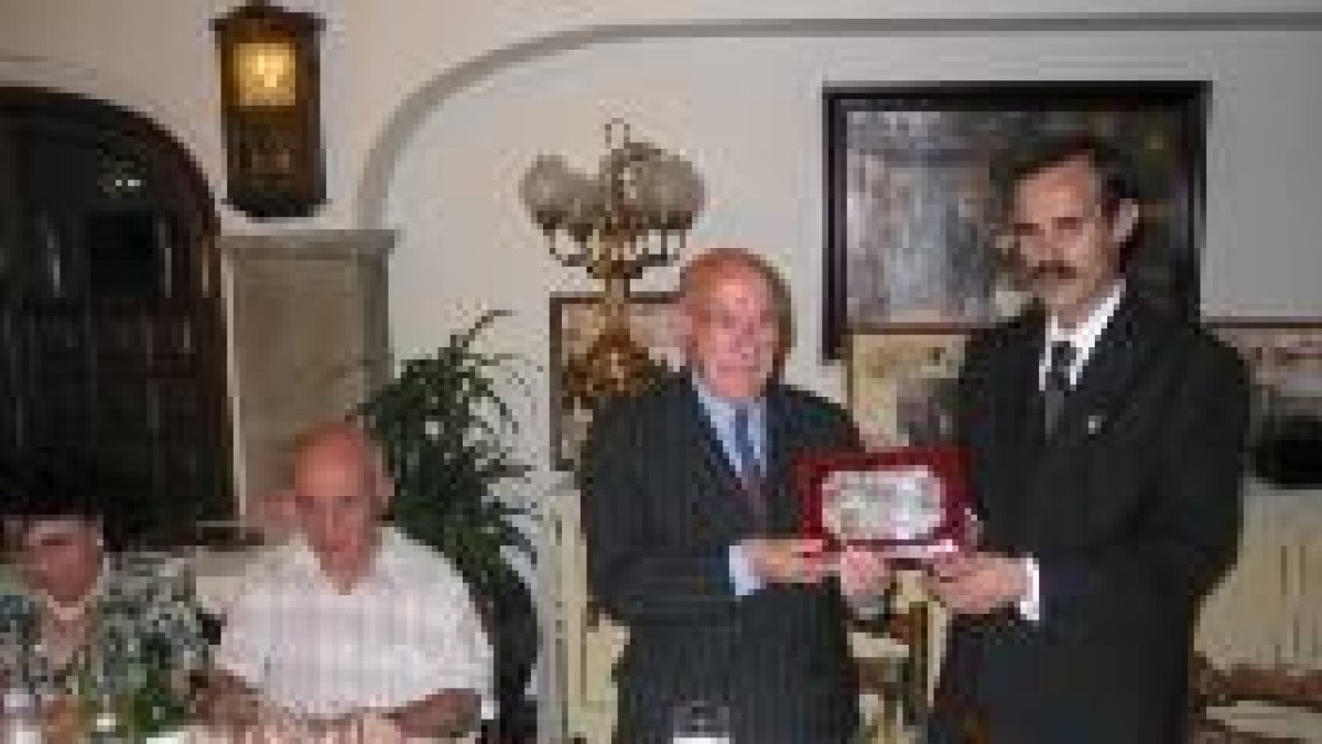 Villacorta recibe la placa de manos de Gregorio Hernández, presidente de la coral