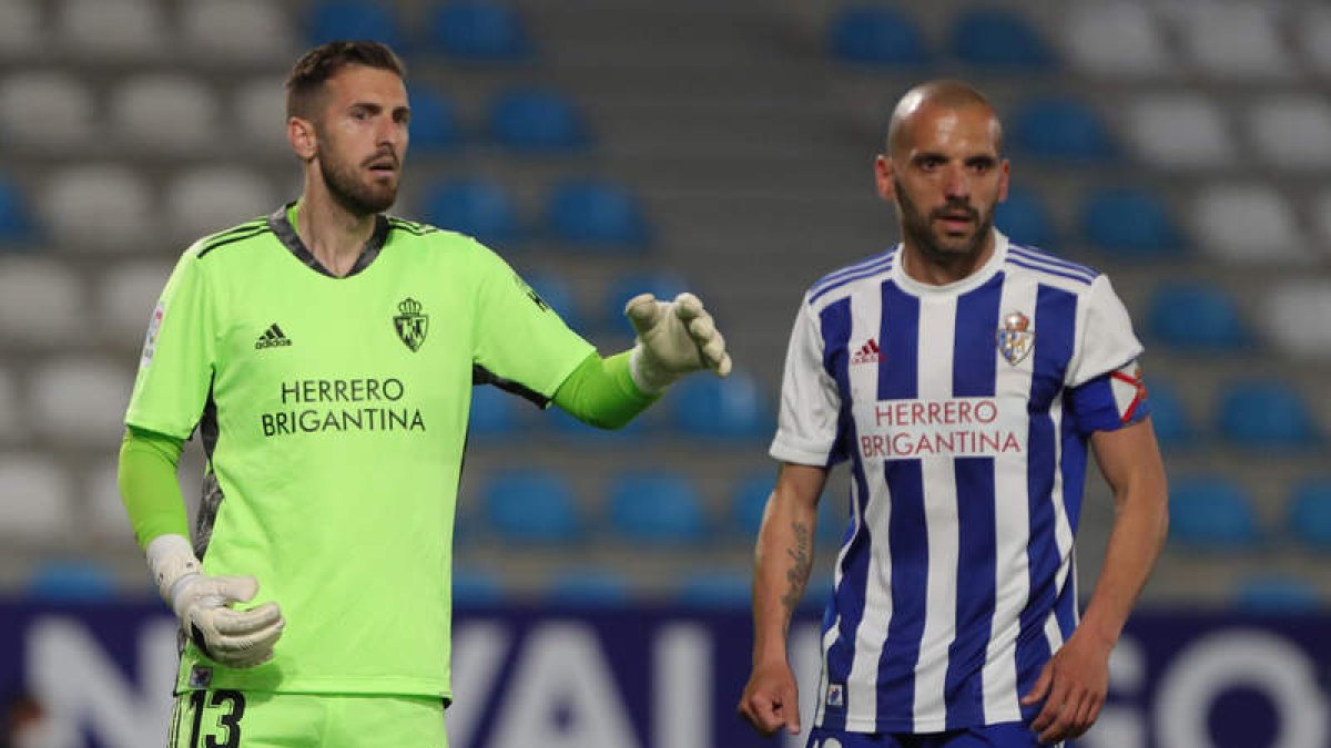 Yuri, junto al recién lesionado Manu García, que demostró gran profesionalidad. L. DE LA MATA