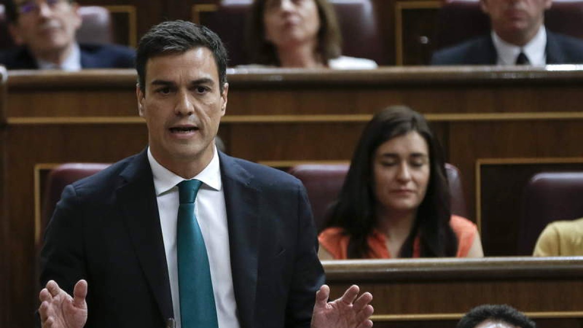 Sánchez se dirige a Rajoy, durante la sesión de control al Gobierno.