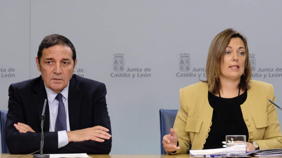 El consejero de Sanidad y la portavoz Milagros Marcos. N. GALLEGO