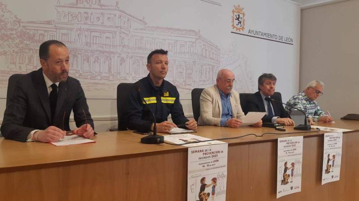 Pola, en el centro, presentó ayer la Semana de la Prevención. DL