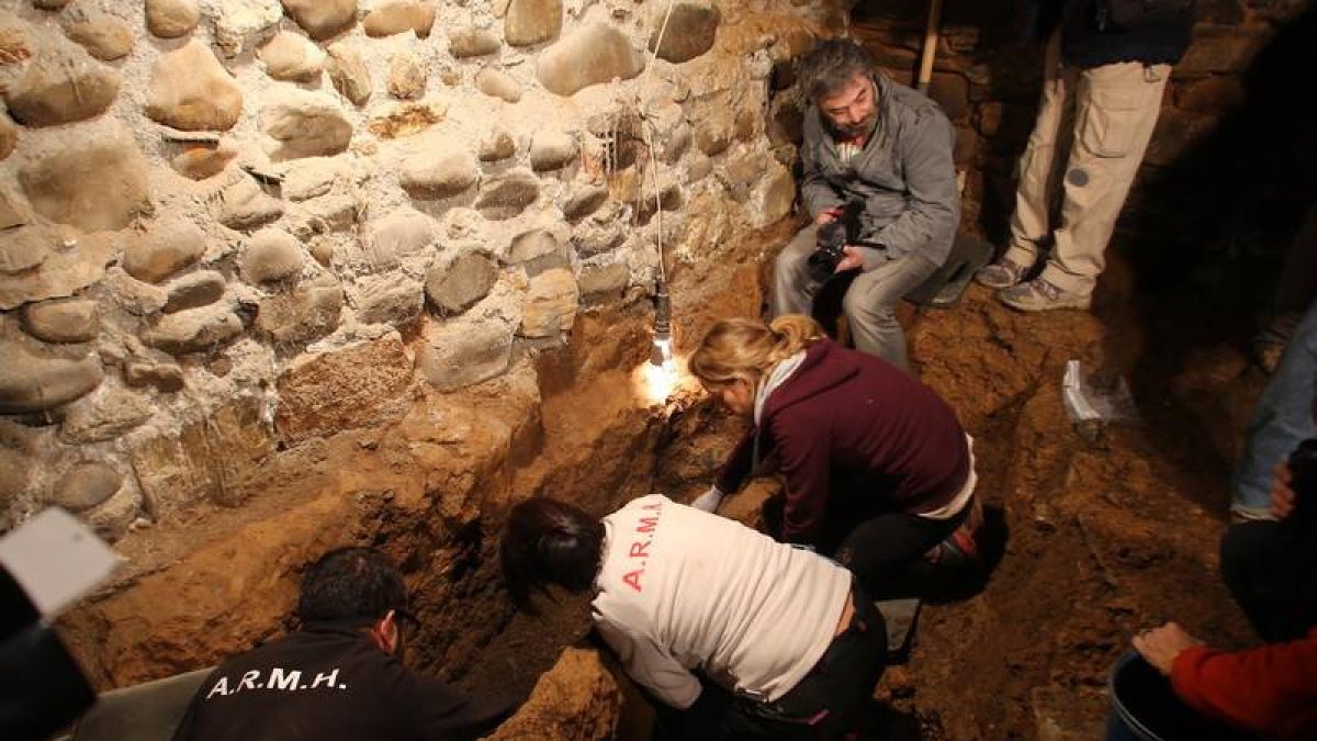 Voluntarios de la ARMH sacan a la luz la urna que contiene los restos de Claudio Macías