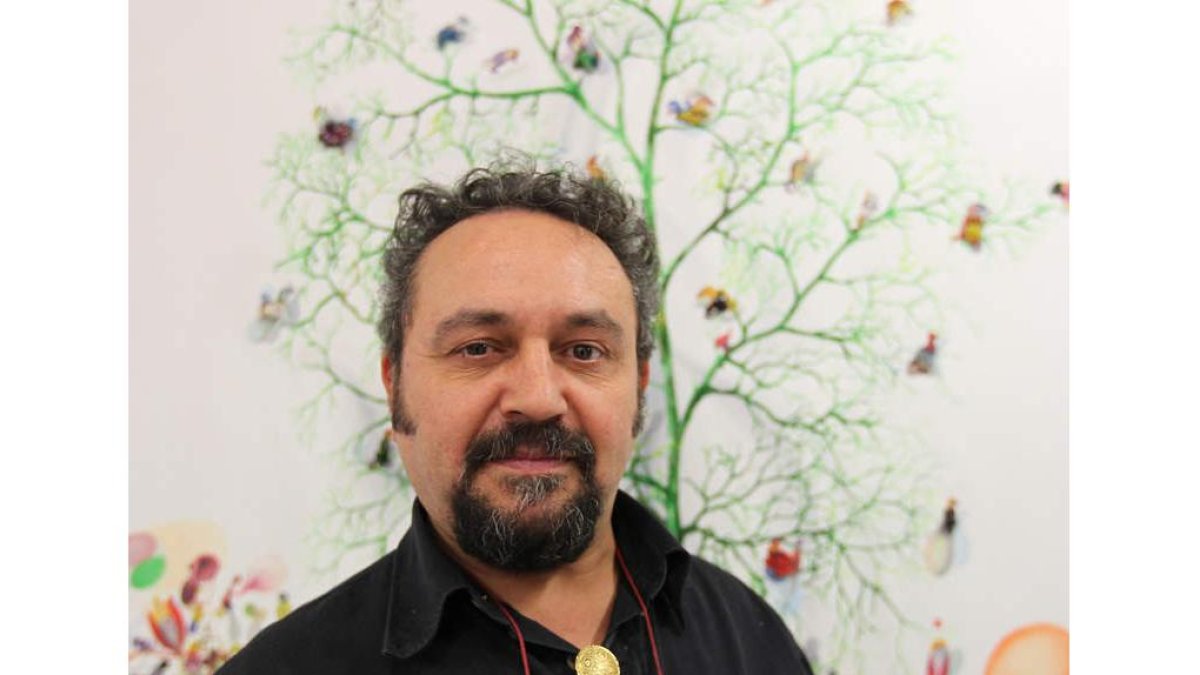 José de León, frente al Árbol de la Vida.