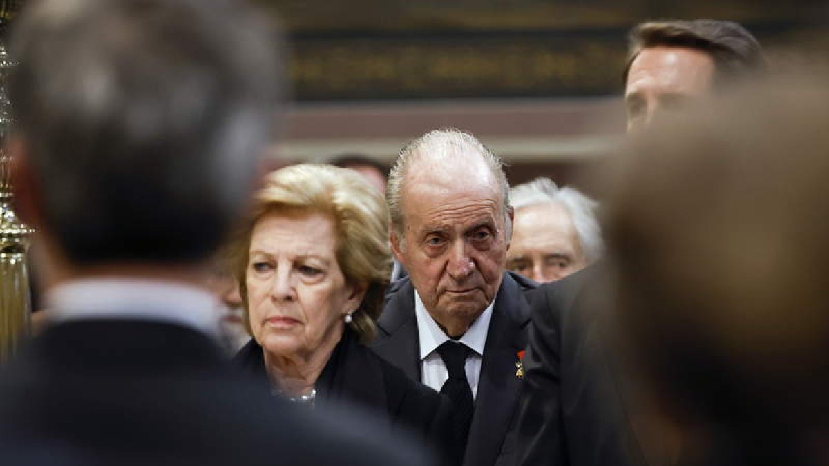 Don Juan Carlos tras Ana María de Grecia. STOYAN NENOV