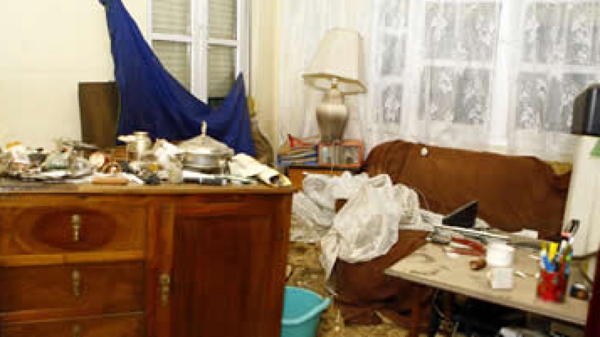 El impacto derrumbó una pared interior del salón de la casa.