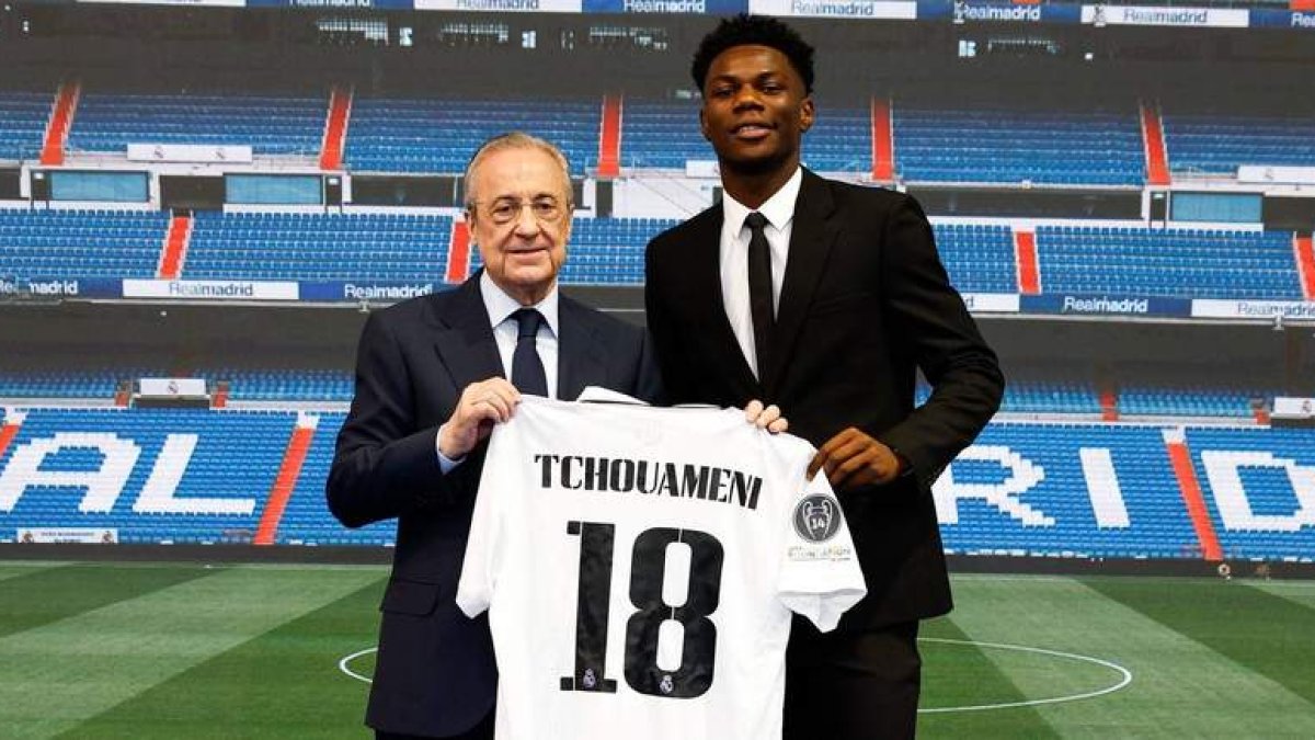 Tchouaméni junto a Florentino Pérez en su presentación como nuevo jugador Real Madrid. REALMADRIDCF