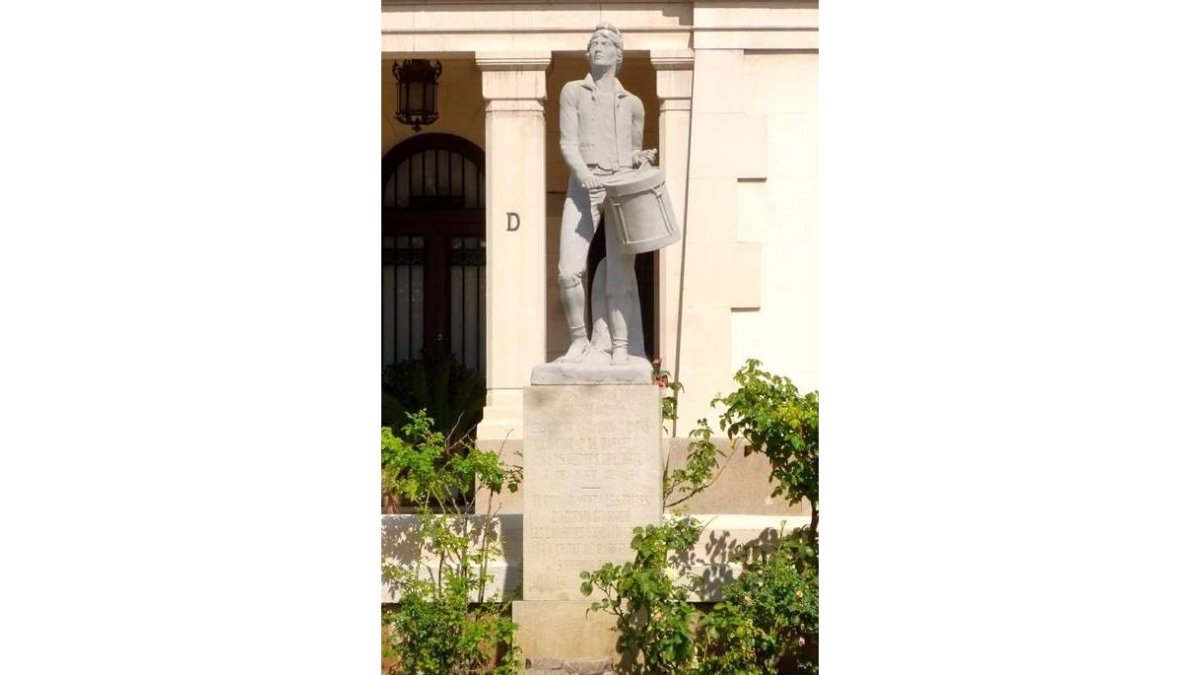 Una estatua frente al cuartel del Bruc de Barcelona. DL