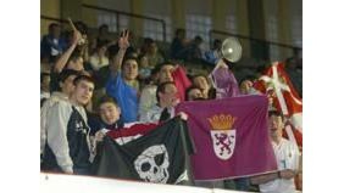 Aficionados leoneses siguen el partido del pasado sábado en el fondo norte del Palacio de Deportes