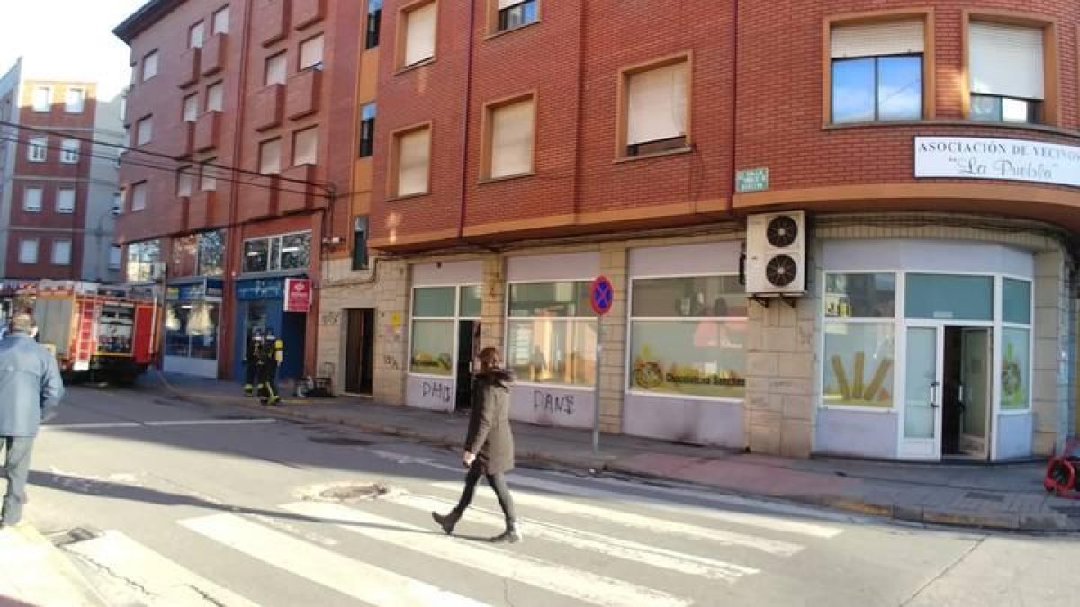 Los Bomberos de Ponferrada controlaron rápidamente el incendio en el sótano.