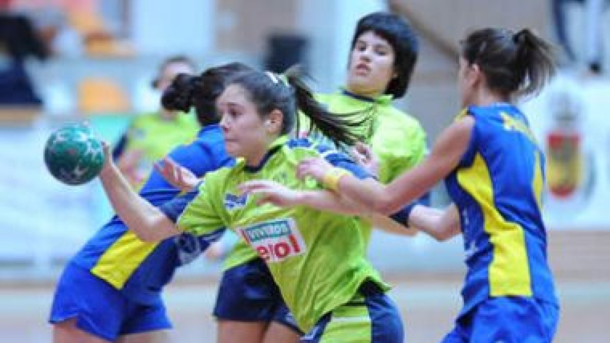 El equipo femenino de Castilla y León se paseó ante Asturias.