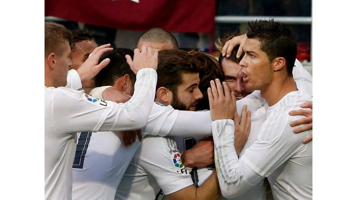 Los jugadores del Madrid hacen una piña para celebrar el primer gol de Bale.