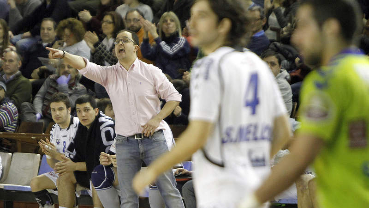 El entrenador del Ademar en un gesto expresivo durante un partido en el Palacio.