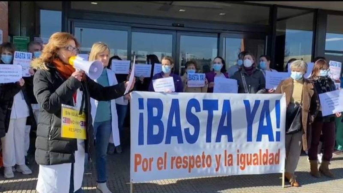 Concentración de ayer a las puertas del hospital. DL
