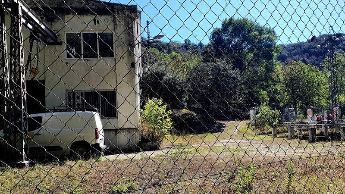 Técnicos de la Confederación Miño Sil en las instalaciones hidroeléctricas del Pelgo. DL