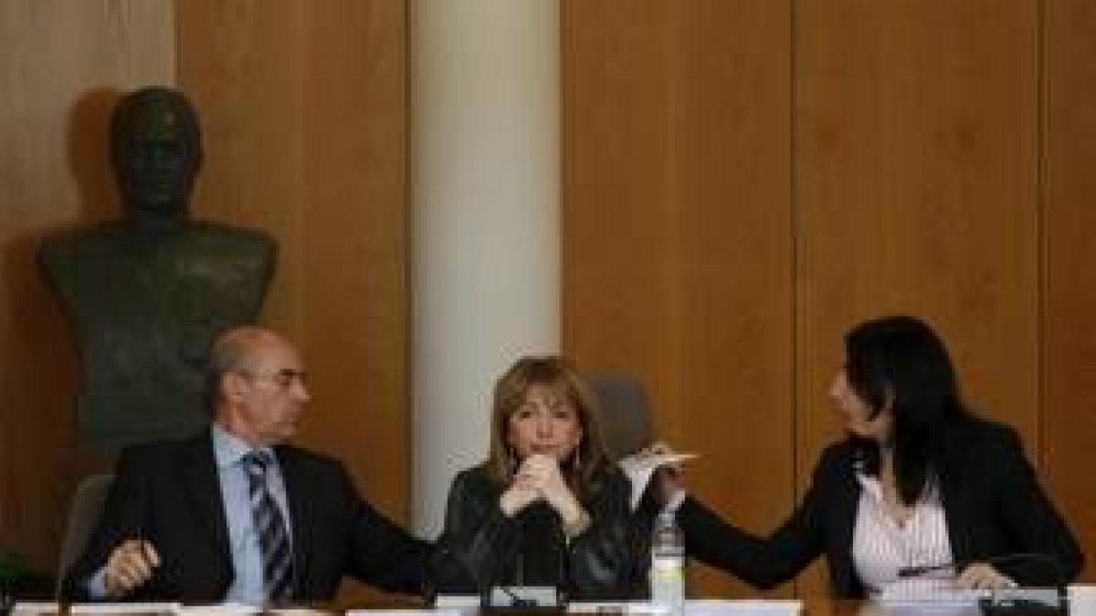 María Eugenia Gancedo, en el centro, durante el pleno del jueves en el que se aprobó aplicar la pres