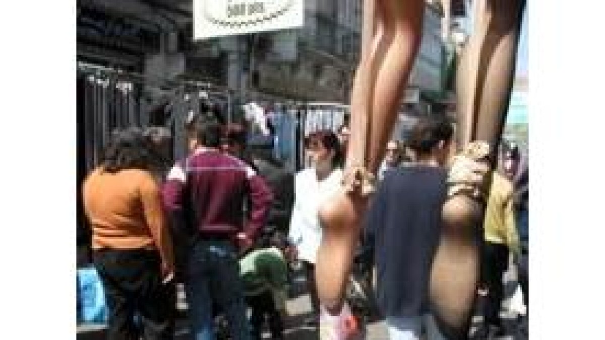 En esta calle se instalan un buen número de puestos los sábados por la mañana, día de mercado