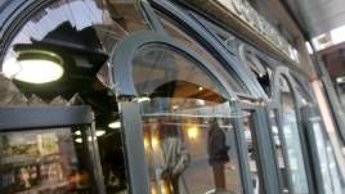 Estado en el que quedó la fachada ed la cafetería Lleras 38