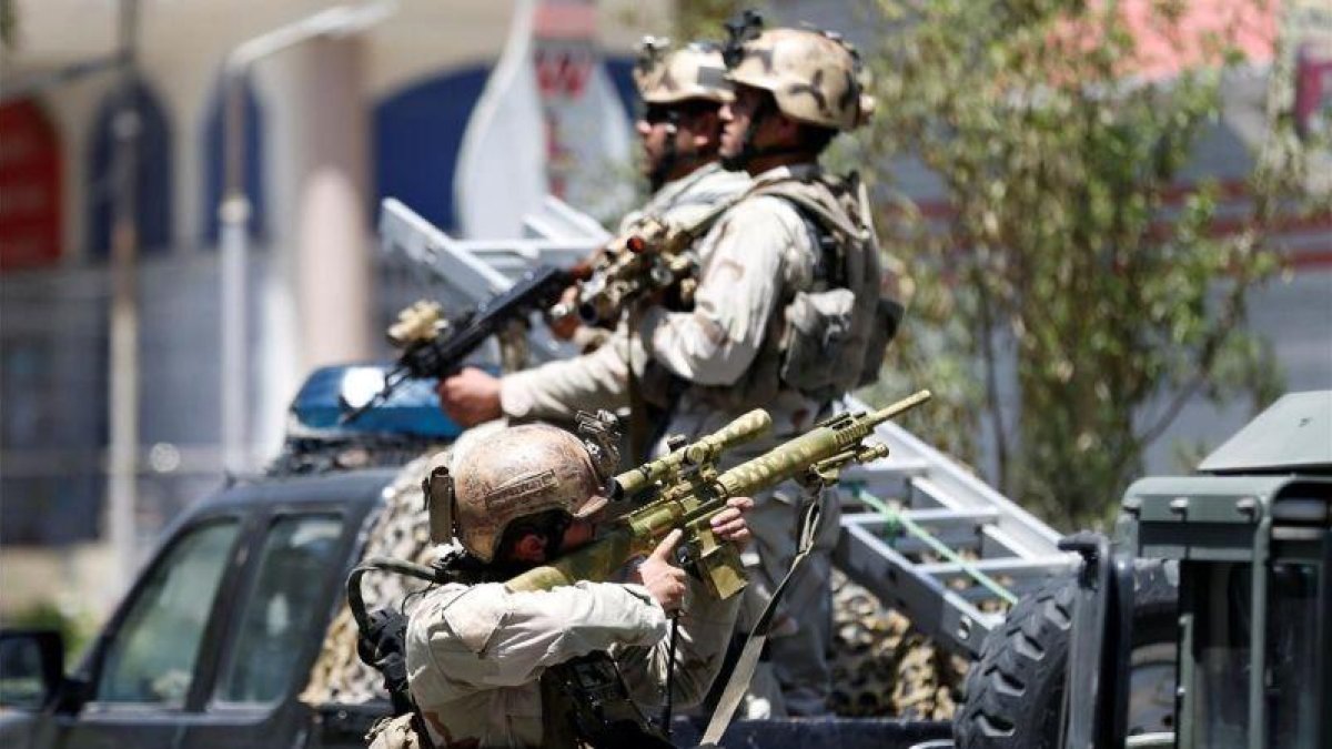 Un miembro de las fuerzas de seguridad afganas durante la operación en la Embajada de Irak en Kabul.