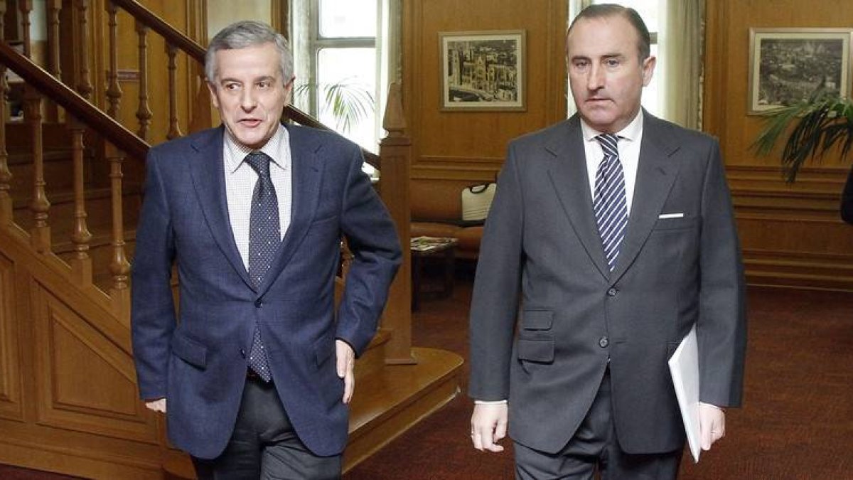 El alcalde de León y Pablo Junceda, director general del Sabadell Herrero, ayer en el Ayuntamiento
