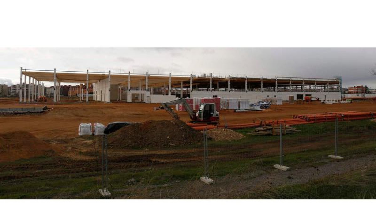 Imagen de la nave principal del parque comercial a continuación de la cual, hacia el norte, irá el edificio de Decathlon. FERNANDO OTERO