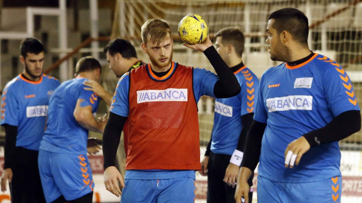 El pivote gallego del Abanca Ademar, Diego Piñeiro.